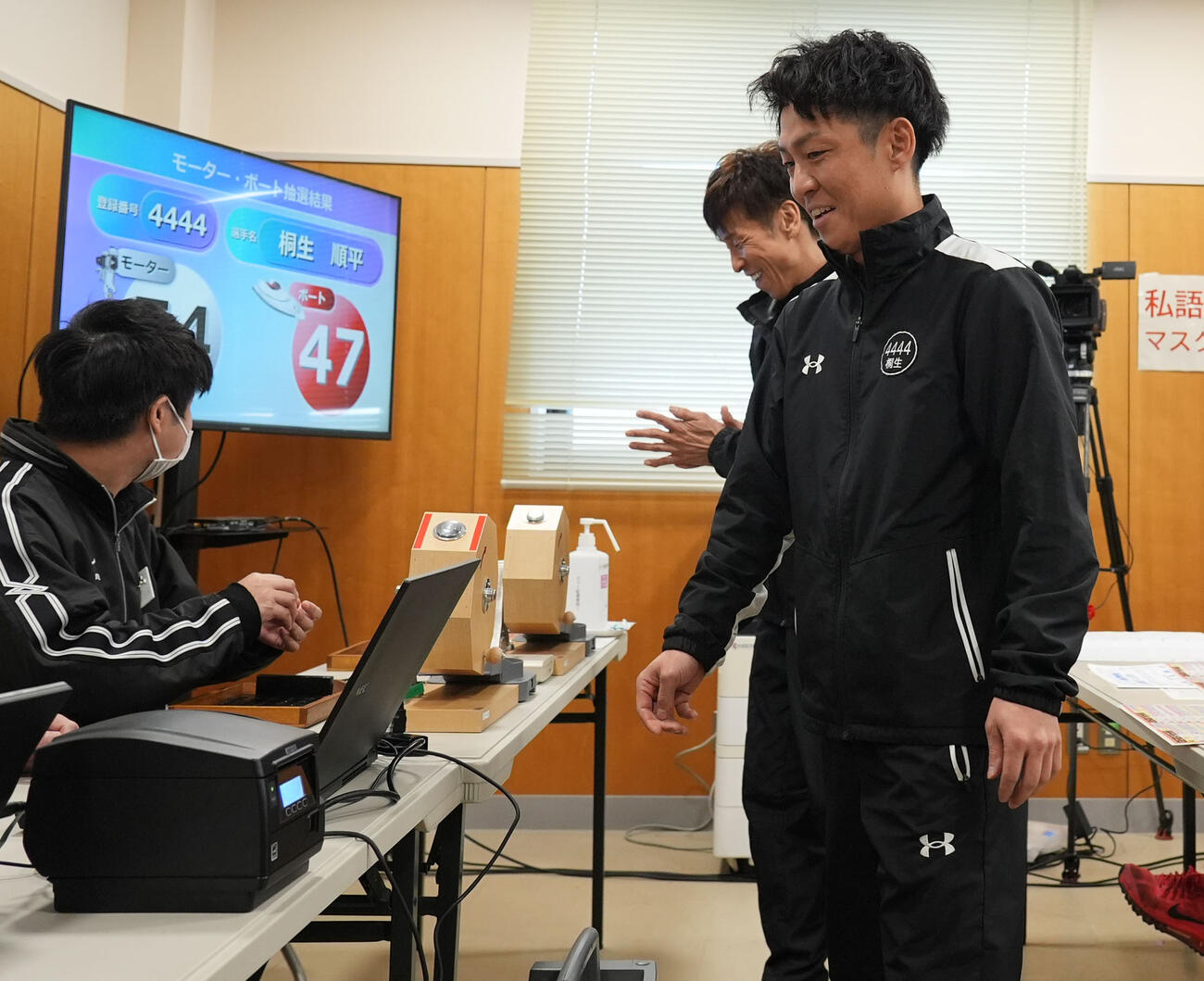第61回ボートレースクラシック「前検日」　抽選する桐生順平（撮影・森本幸一）