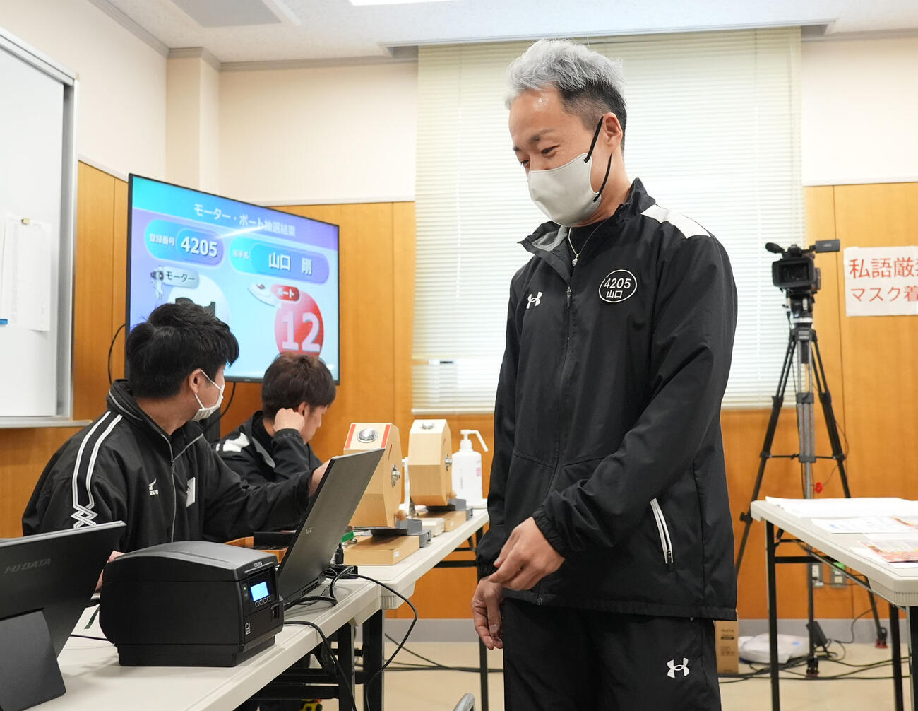 第61回ボートレースクラシック「前検日」　抽選する山口剛（4205）（撮影・森本幸一）