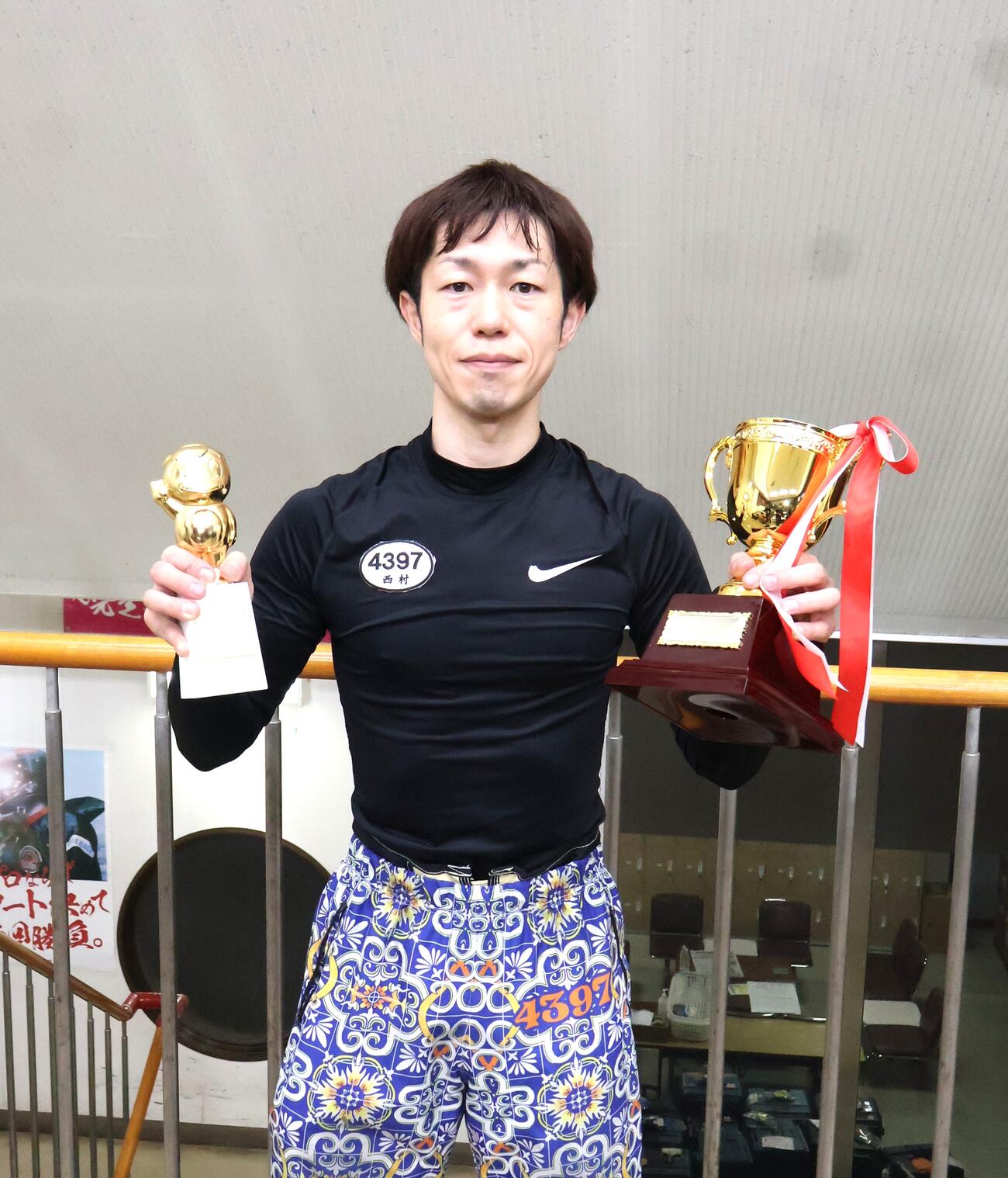 逃げた西村拓也は昨年2月、優勝戦1枠で敗れたリベンジを果たし、両手にトロフィーを持って掲げた