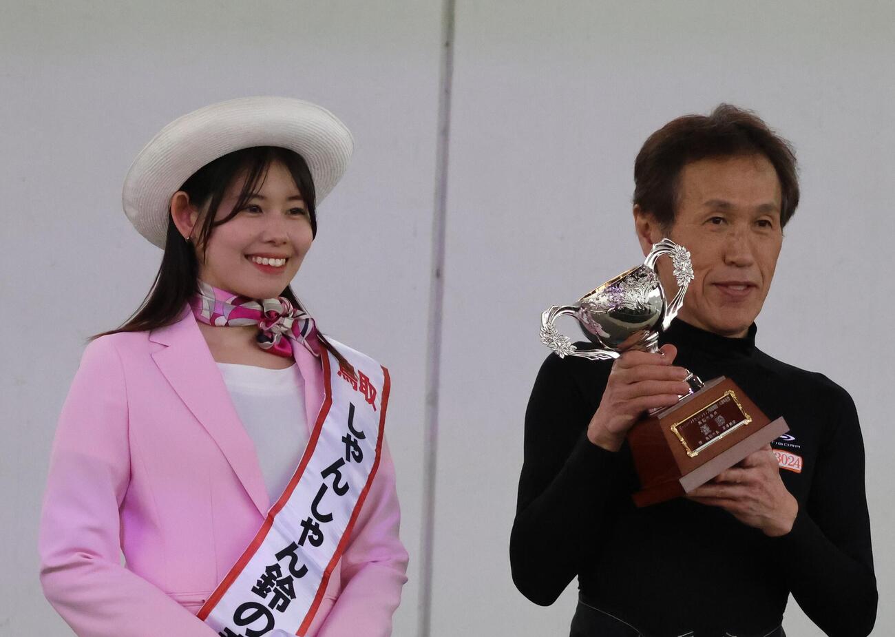 優勝戦は西島義則がV奪取。優勝トロフィーを手にした。鳥取市第25代鳥取しゃんしゃん鈴の音大使の森岡眞花さんと記念撮影（撮影・北條直治）