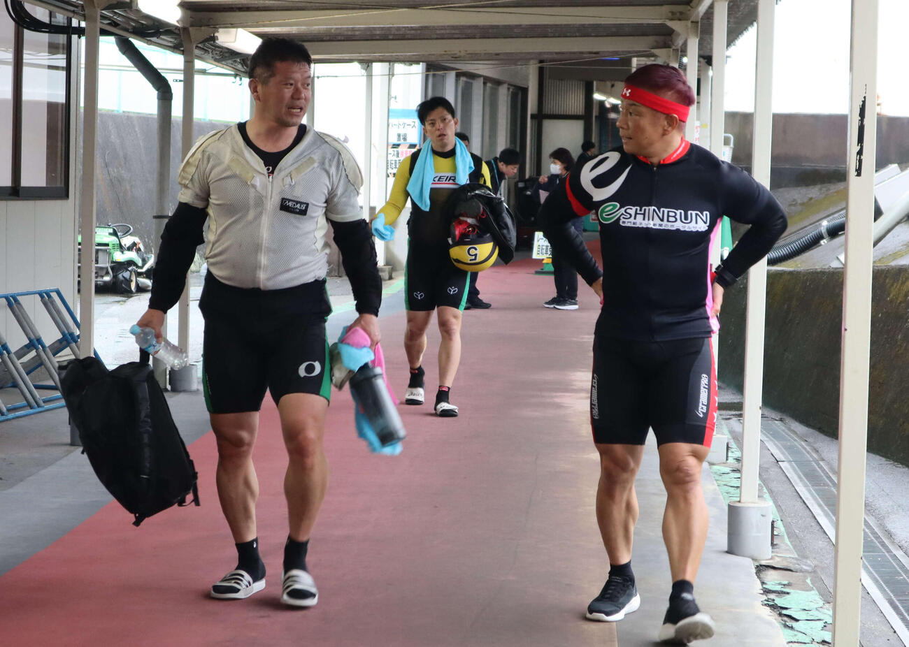 小野俊之は出迎えた同期の小倉竜二（右）とレースを振り返る（撮影・音無剛）