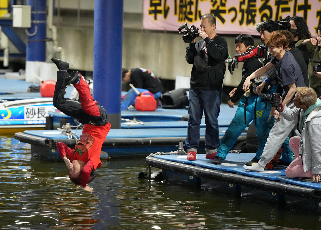 第61回ボートレースクラシック「第3日」　水神祭で祝福される堀本和也（撮影・森本幸一）