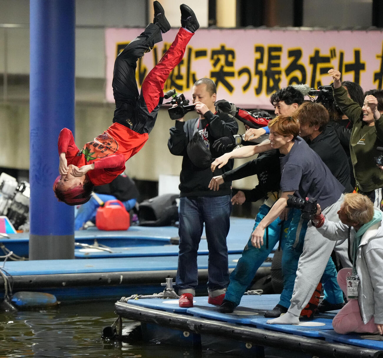 第61回ボートレースクラシック「第3日」　水神祭で祝福される堀本和也（撮影・森本幸一）