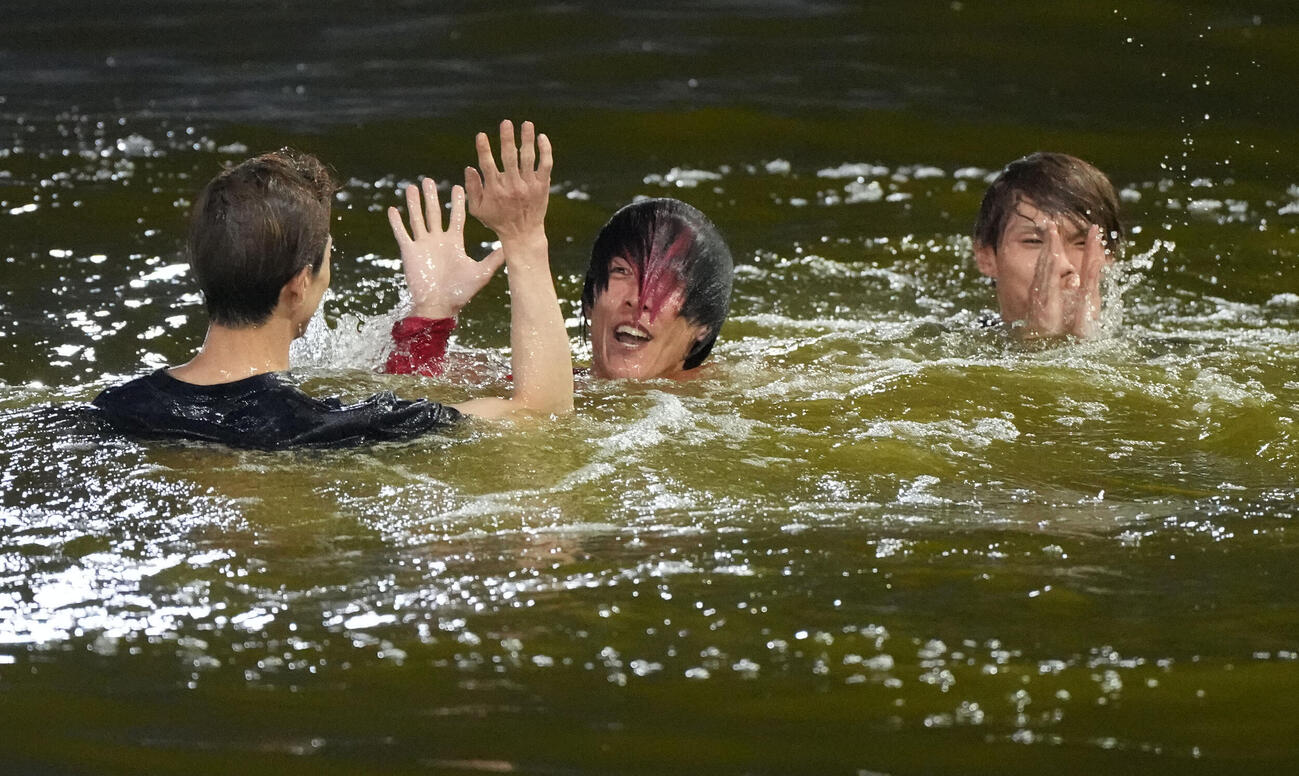第61回ボートレースクラシック「第3日」　水神祭で祝福される堀本和也（中央）（撮影・森本幸一）