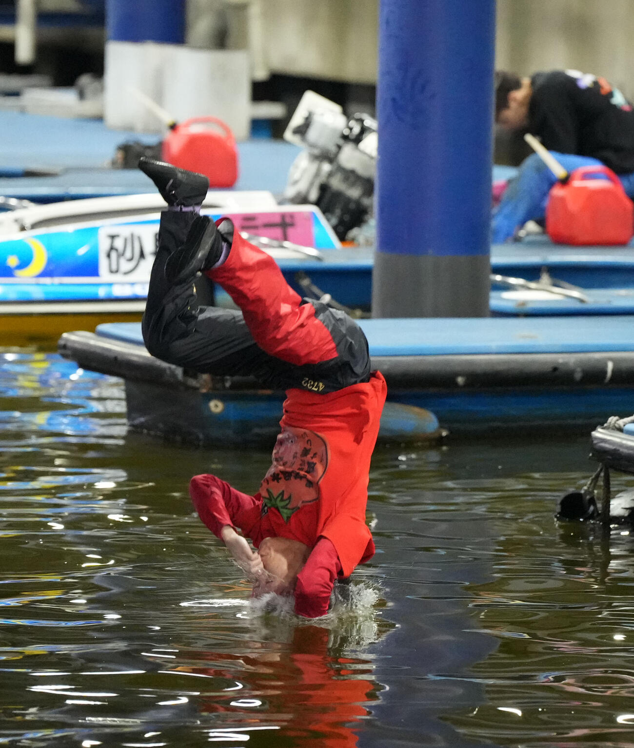 第61回ボートレースクラシック「第3日」　水神祭で祝福される堀本和也（撮影・森本幸一）