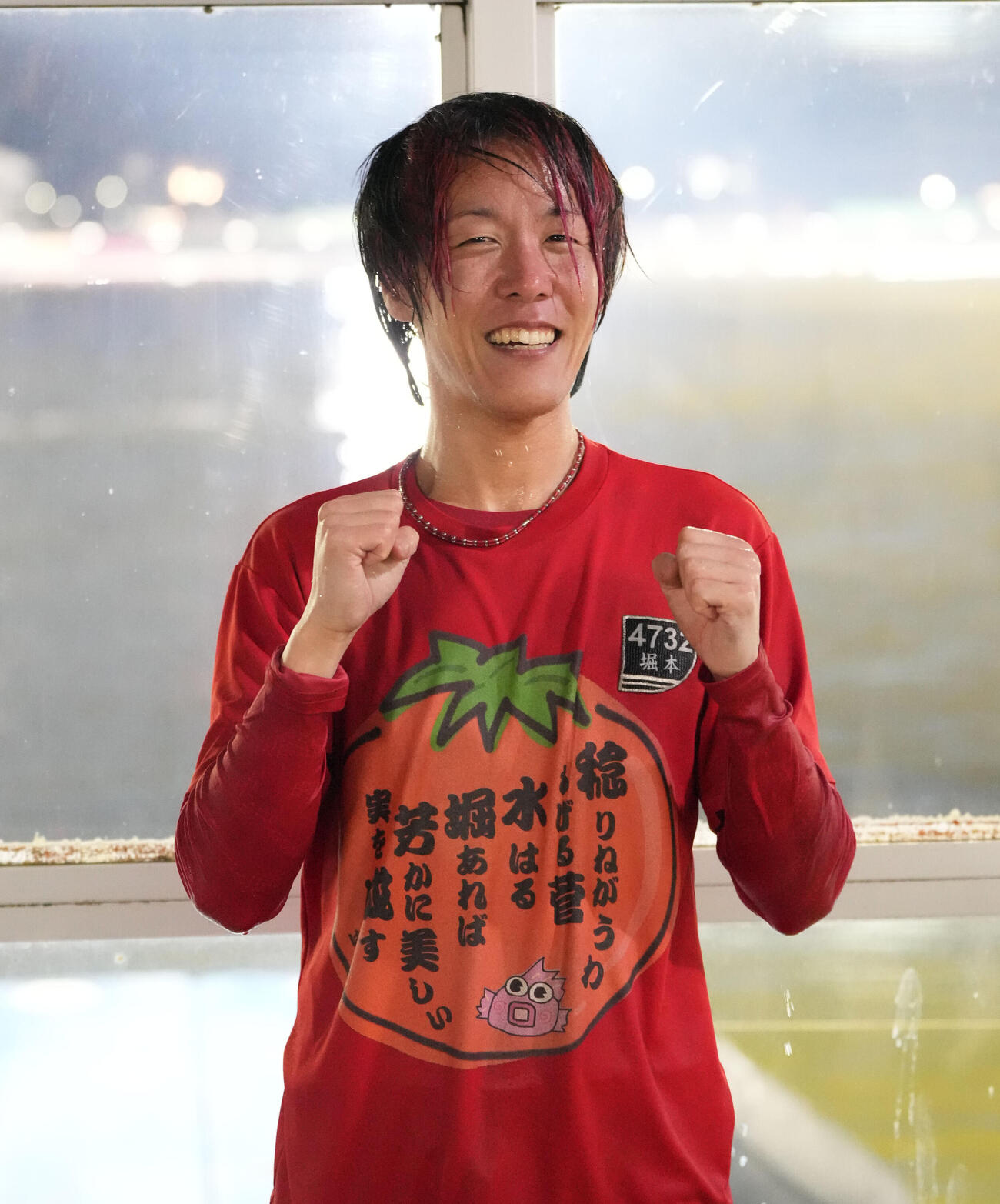 水神祭で祝福され笑顔を見せる堀本和也