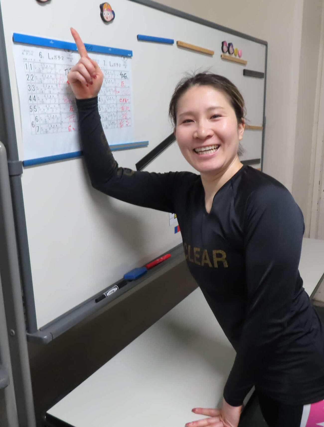枝光美奈が番組表で自身の6番車を確認する（撮影・野島成浩）