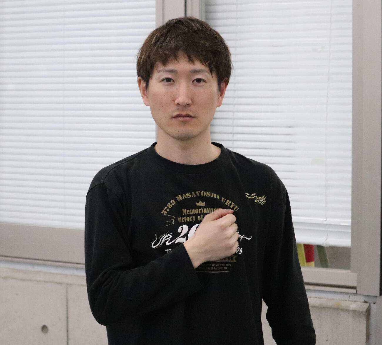 佐々木完太が「心臓をささげよ」のポーズで自らを鼓舞した