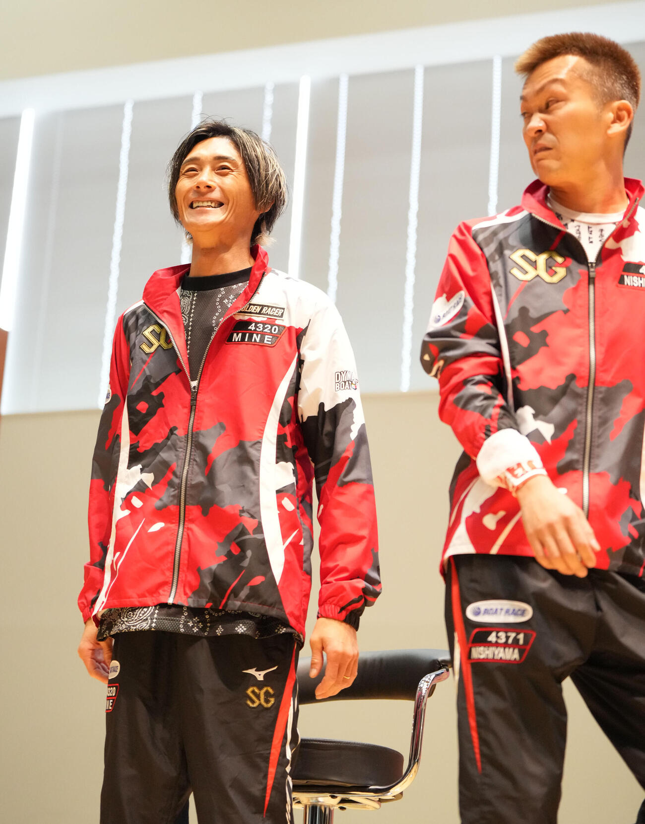 第61回ボートレースクラシック「第6日・優勝戦」　優勝戦出場選手インタビューに登場し苦笑いの峰竜太と西山貴浩