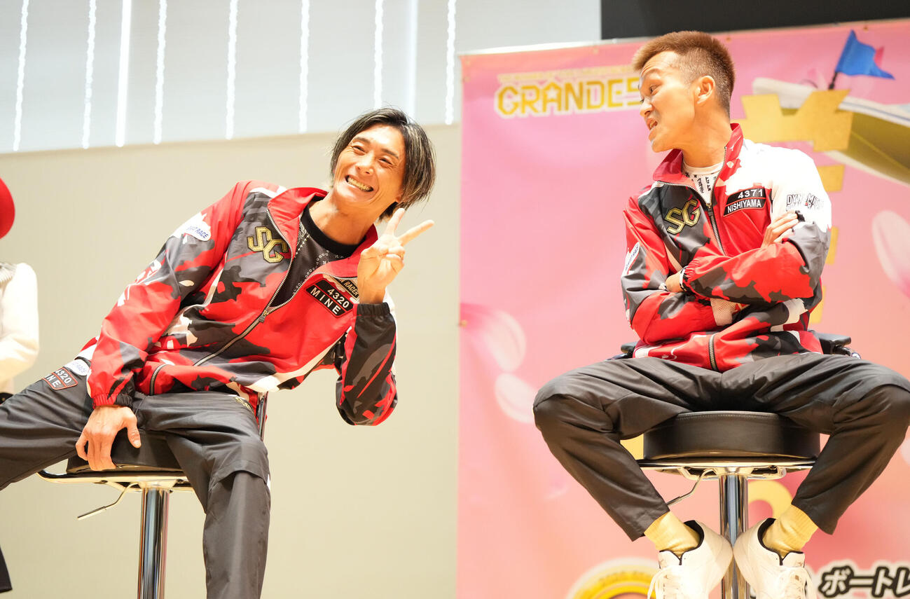第61回ボートレースクラシック「第6日・優勝戦」　優勝戦出場選手インタビューに登場し峰竜太と言葉を交わす西山貴浩