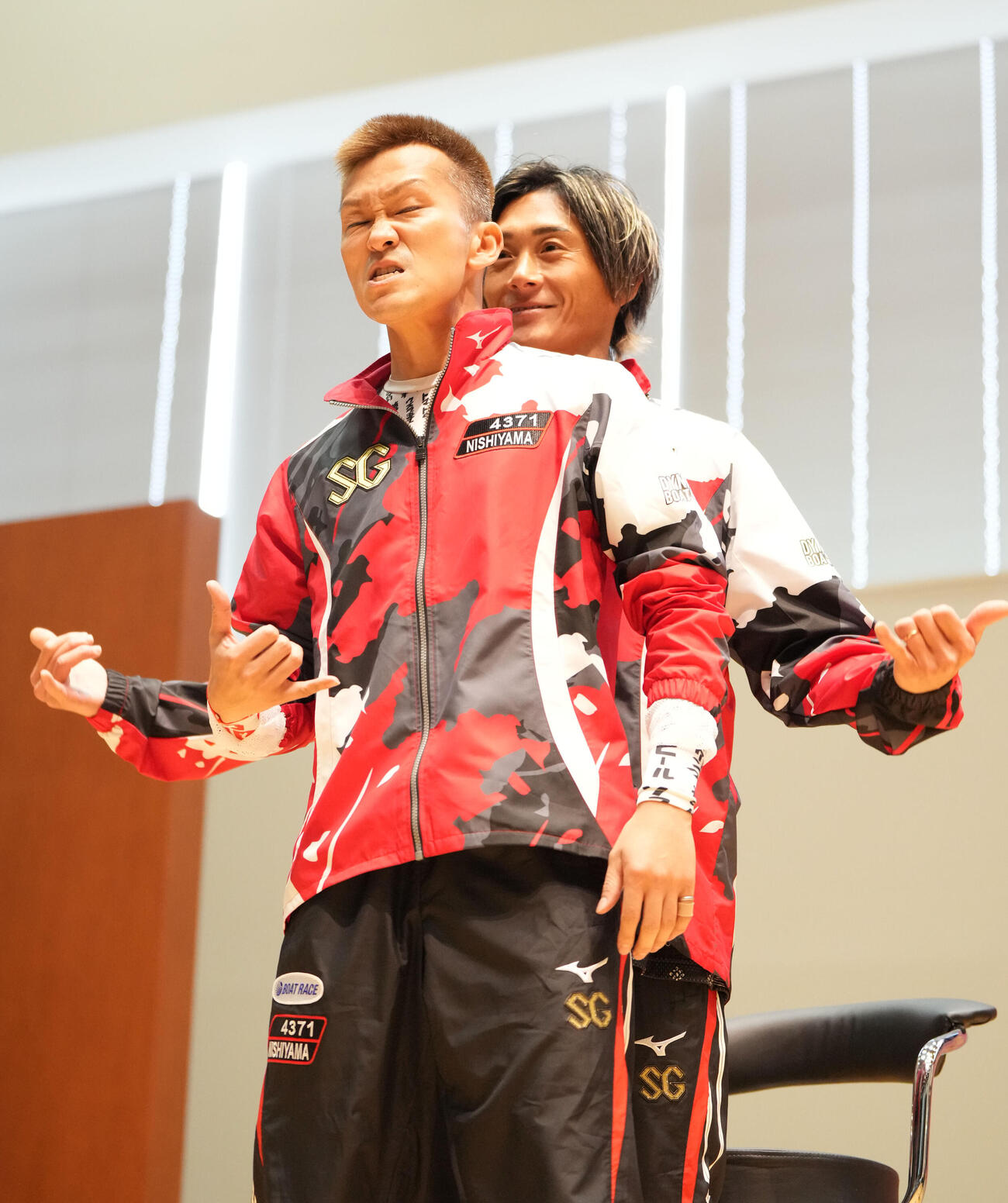 第61回ボートレースクラシック「第6日・優勝戦」　優勝戦出場選手インタビューに登場し峰竜太の前に立つ西山貴浩