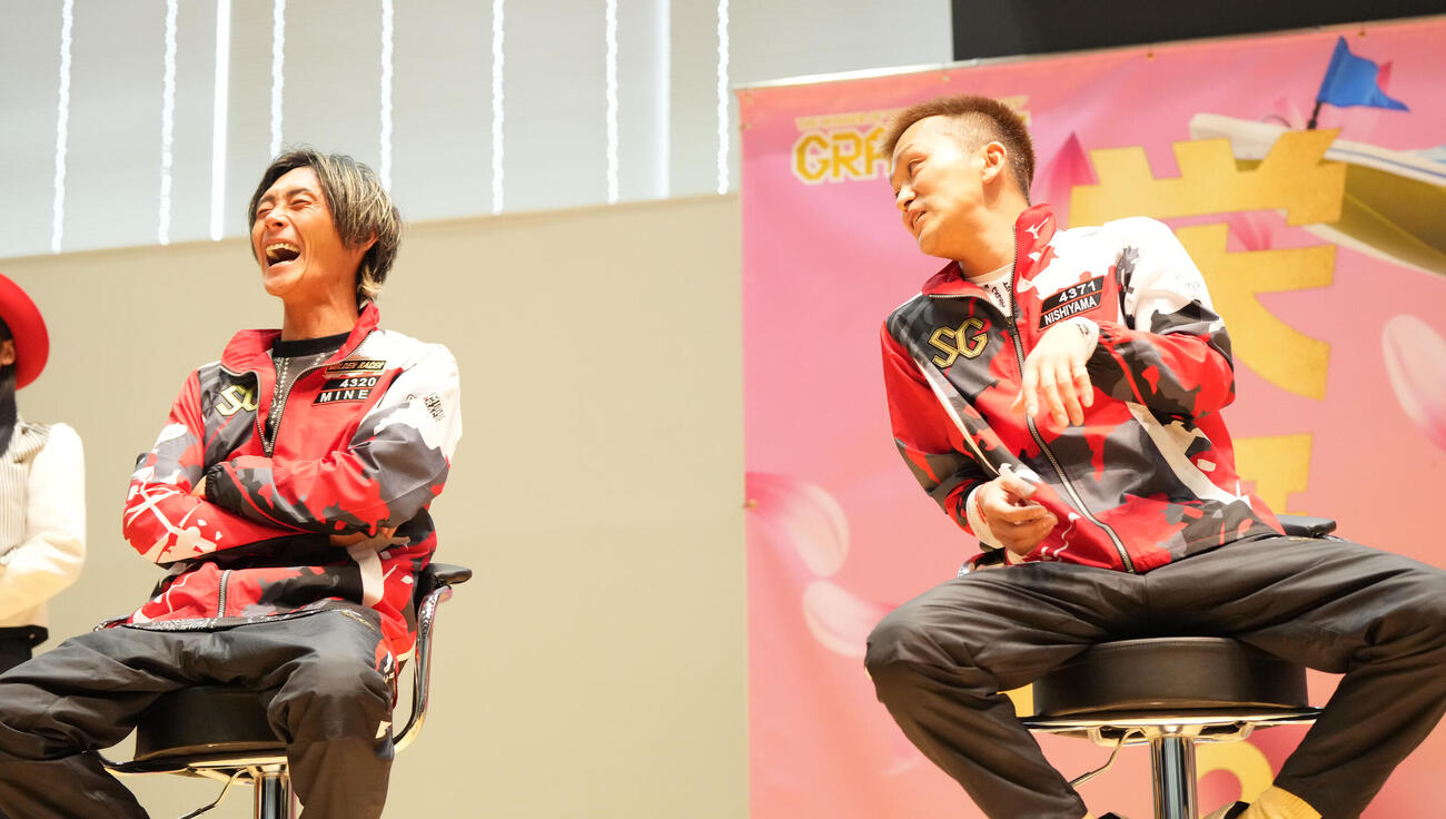 第61回ボートレースクラシック「第6日・優勝戦」　優勝戦出場選手インタビューに登場し峰竜太と言葉を交わす西山貴浩