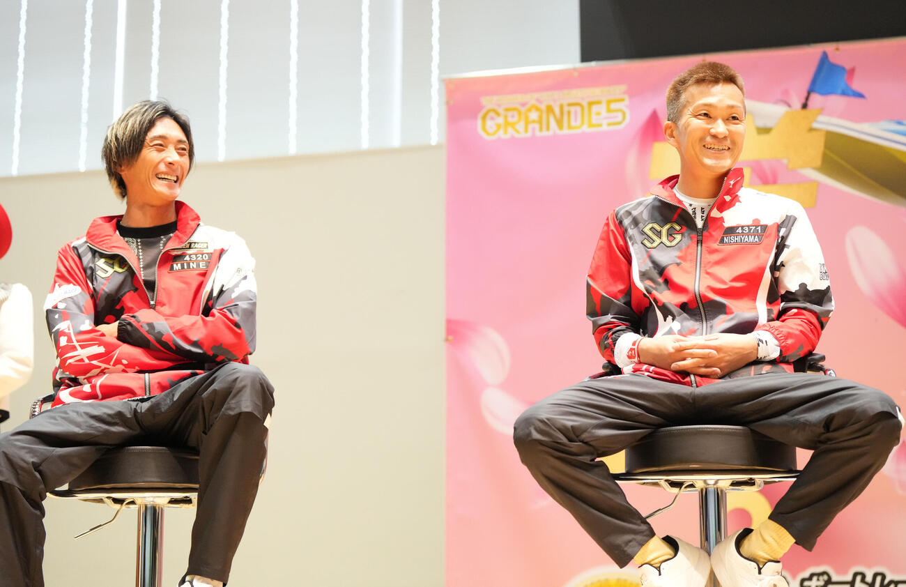第61回ボートレースクラシック「第6日・優勝戦」　優勝戦出場選手インタビューに登場し峰竜太と言葉を交わす西山貴浩