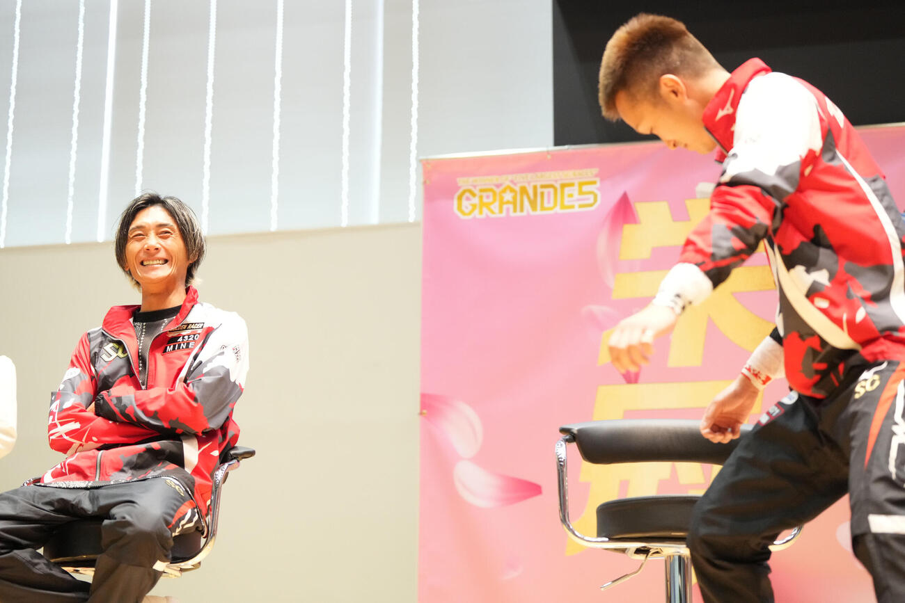 第61回ボートレースクラシック「第6日・優勝戦」　優勝戦出場選手インタビューに登場し峰竜太と言葉を交わす西山貴浩