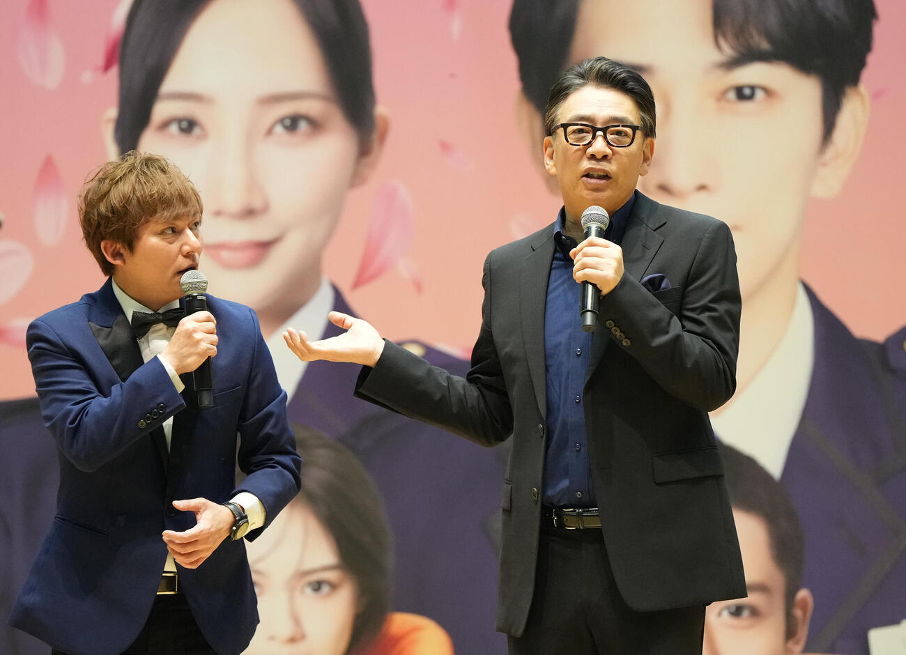第61回ボートレースクラシック「第6日・優勝戦」　7R終了後にトークショーを行う生瀬勝久（右）左は永島知洋（撮影・森本幸一）