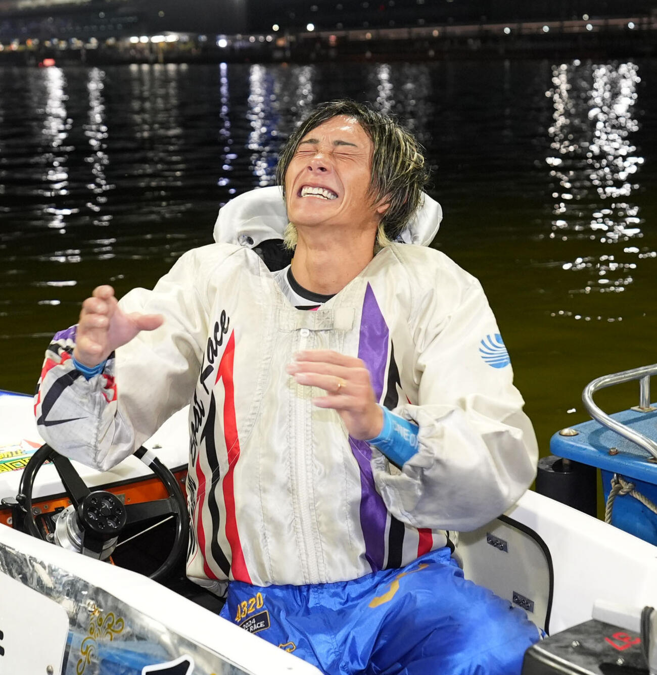勝利に感極まる峰竜太