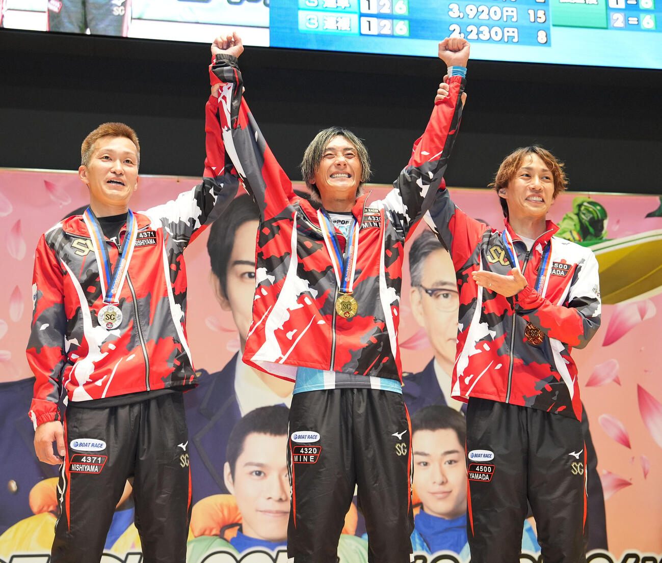 表彰式、左から2着の西山貴浩、1着の峰竜太、3着の山田康二（撮影・森本幸一）