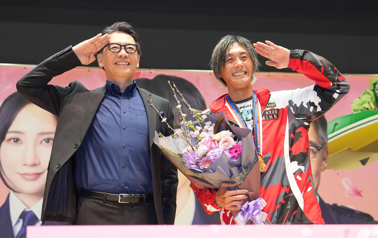 表彰式、ポーズを決める生瀬勝久（左）と峰竜太
