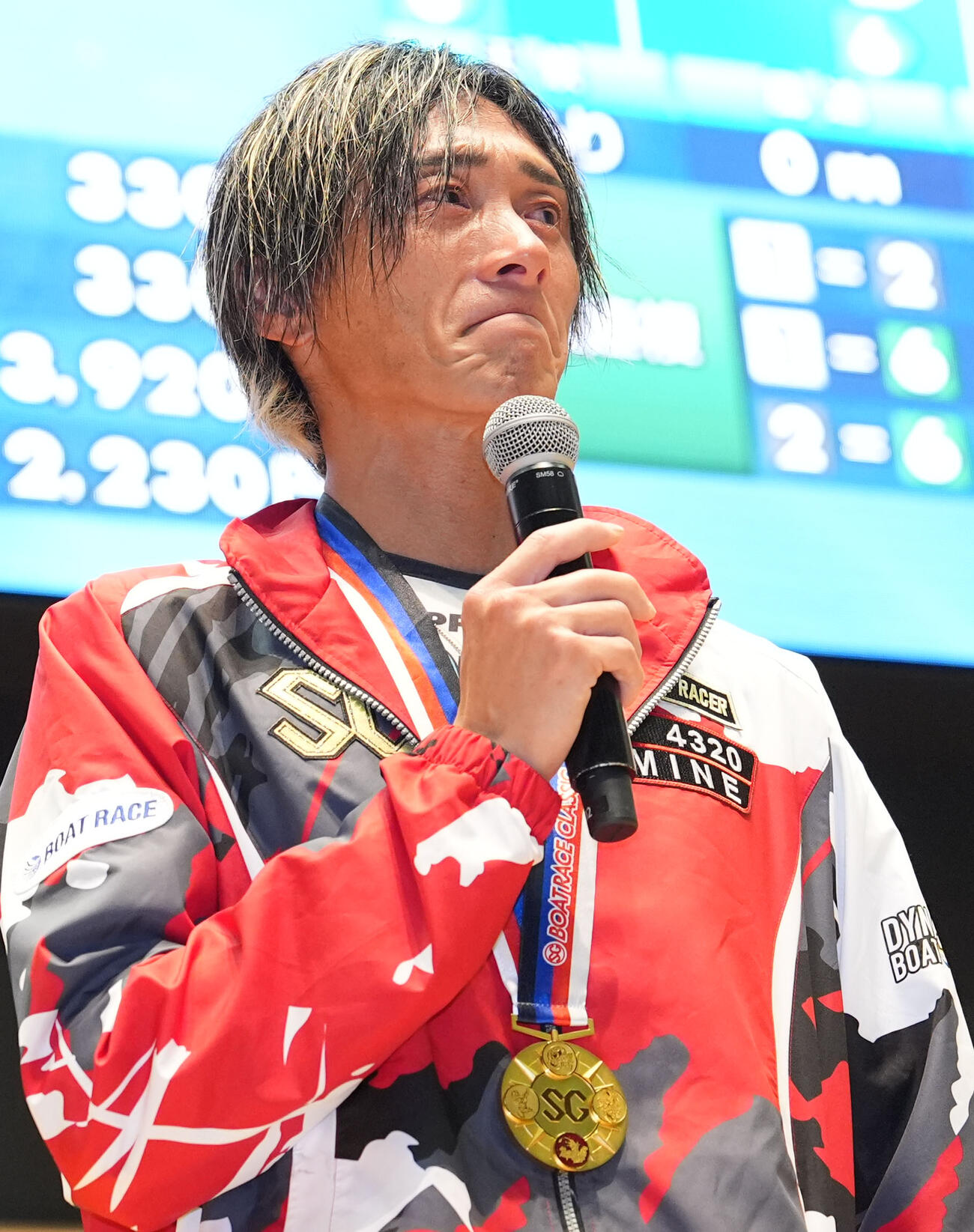 第61回ボートレースクラシック「第6日・優勝戦」　表彰式、感極まる峰竜太（撮影・森本幸一）＝2026年3月29日、ボートレース蒲郡