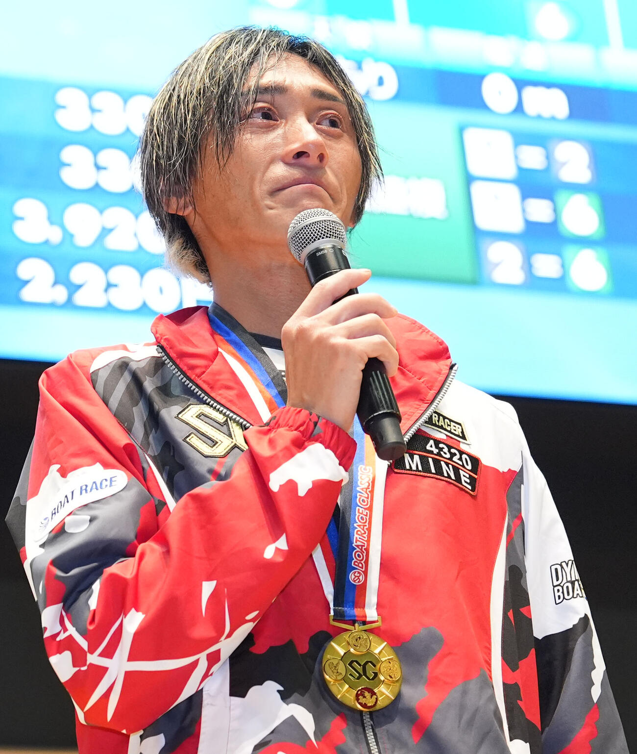 第61回ボートレースクラシック「第6日・優勝戦」　表彰式、感極まる峰竜太（撮影・森本幸一）＝2026年3月29日、ボートレース蒲郡