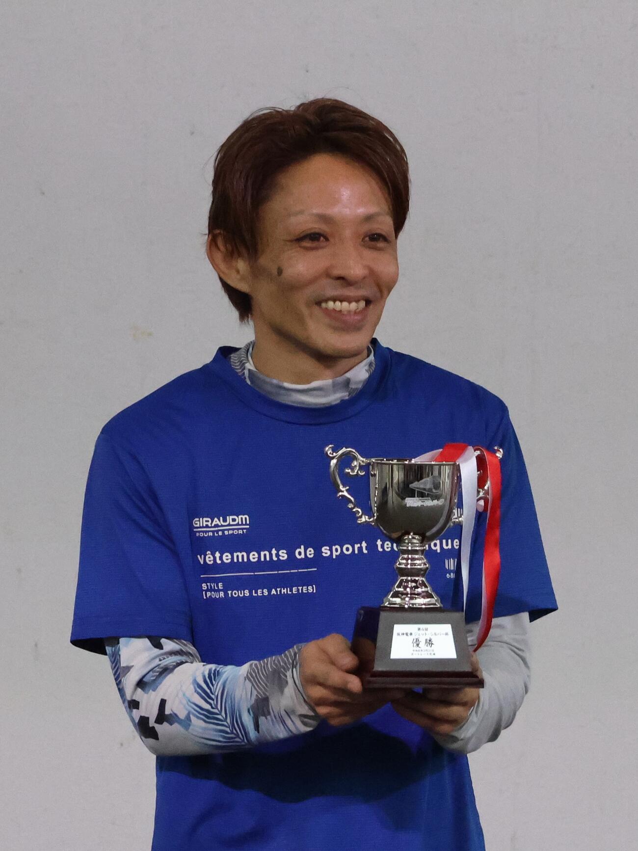 長尾章平が今年3度目のV。優勝カップを手に笑顔を見せた（撮影・北條直治）