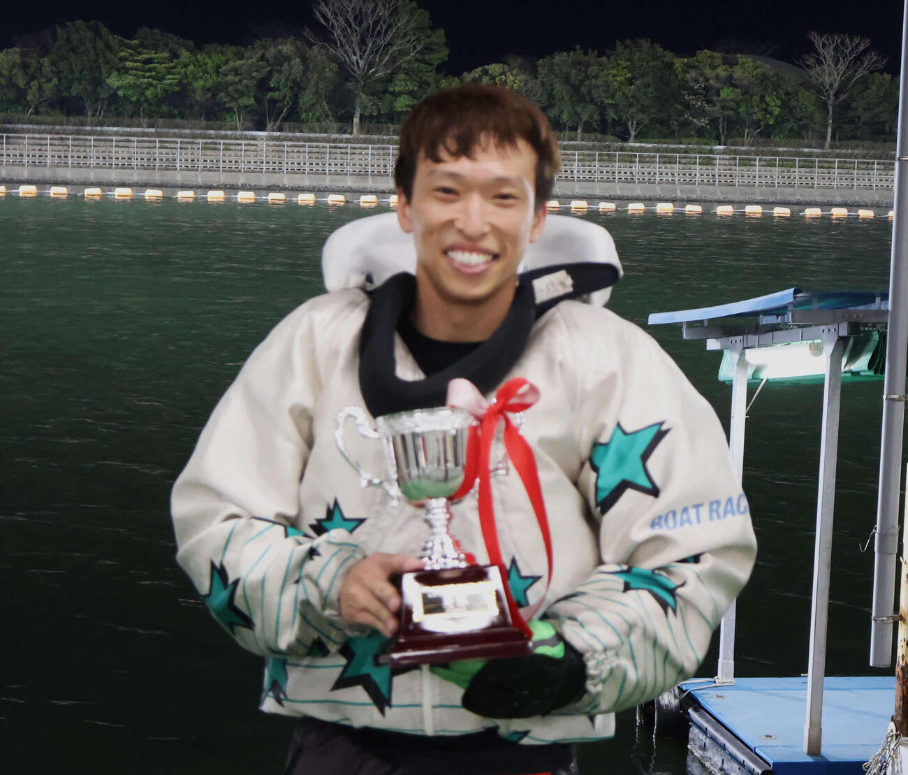 逃げた村岡賢人は今年初、下関初優勝を決め笑顔でトロフィーをかかげた