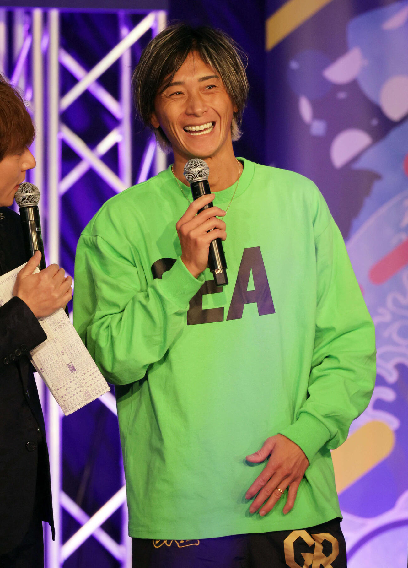 住之江G1太閤賞の開会式でインタビューに応える峰竜太（撮影・宮崎幸一）