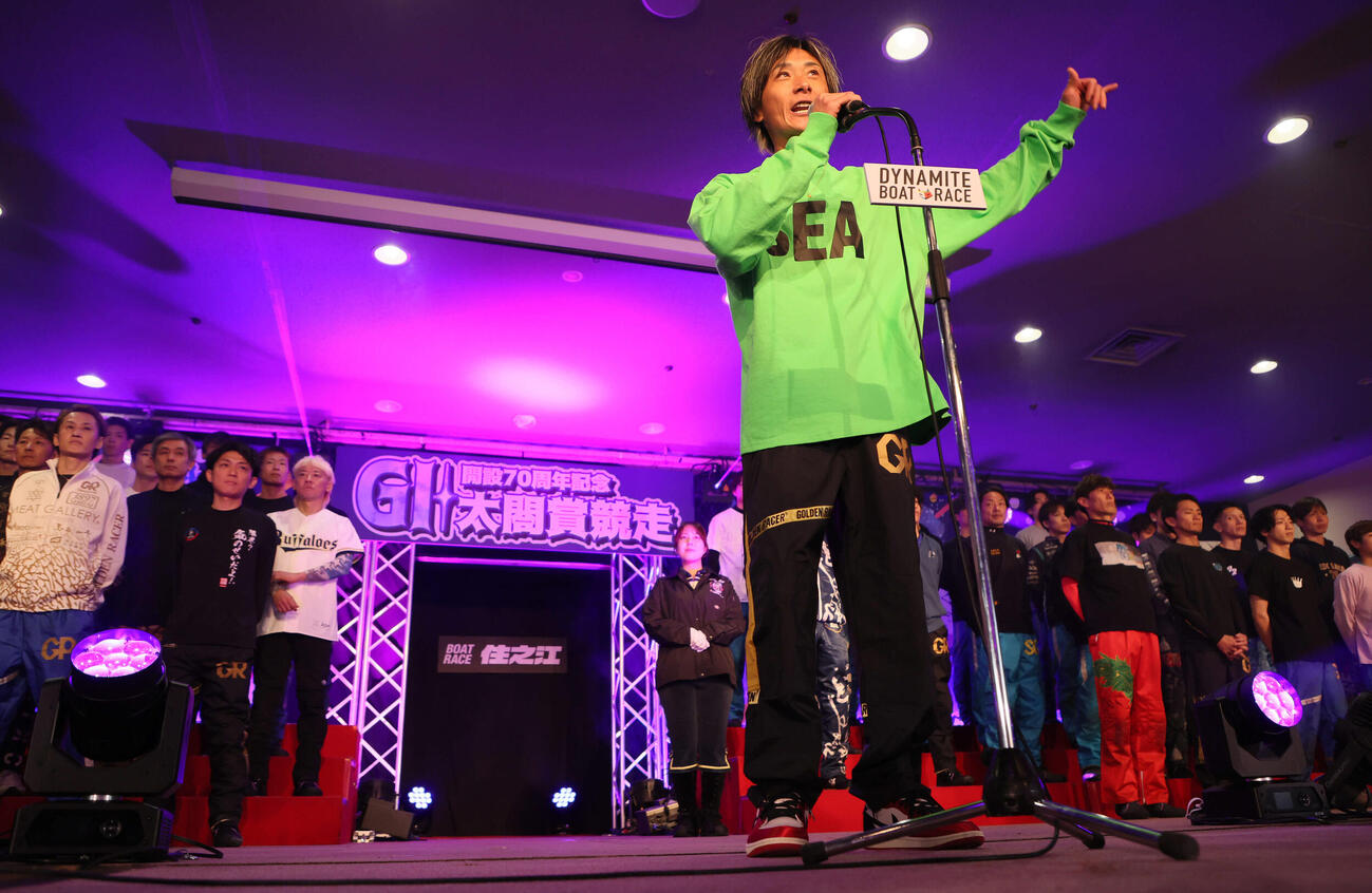 住之江G1太閤賞の開会式であいさつする峰竜太（撮影・宮崎幸一）