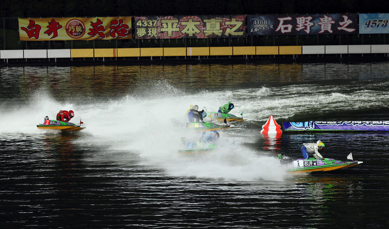 12R、1周目2Mを先頭で回る松井繁（撮影・宮崎幸一）