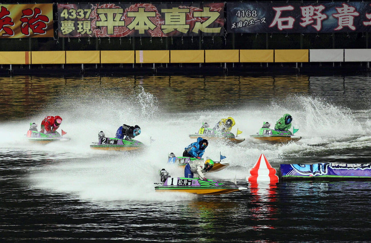 12R、1周目2Mを先頭で回る松井繁（撮影・宮崎幸一）