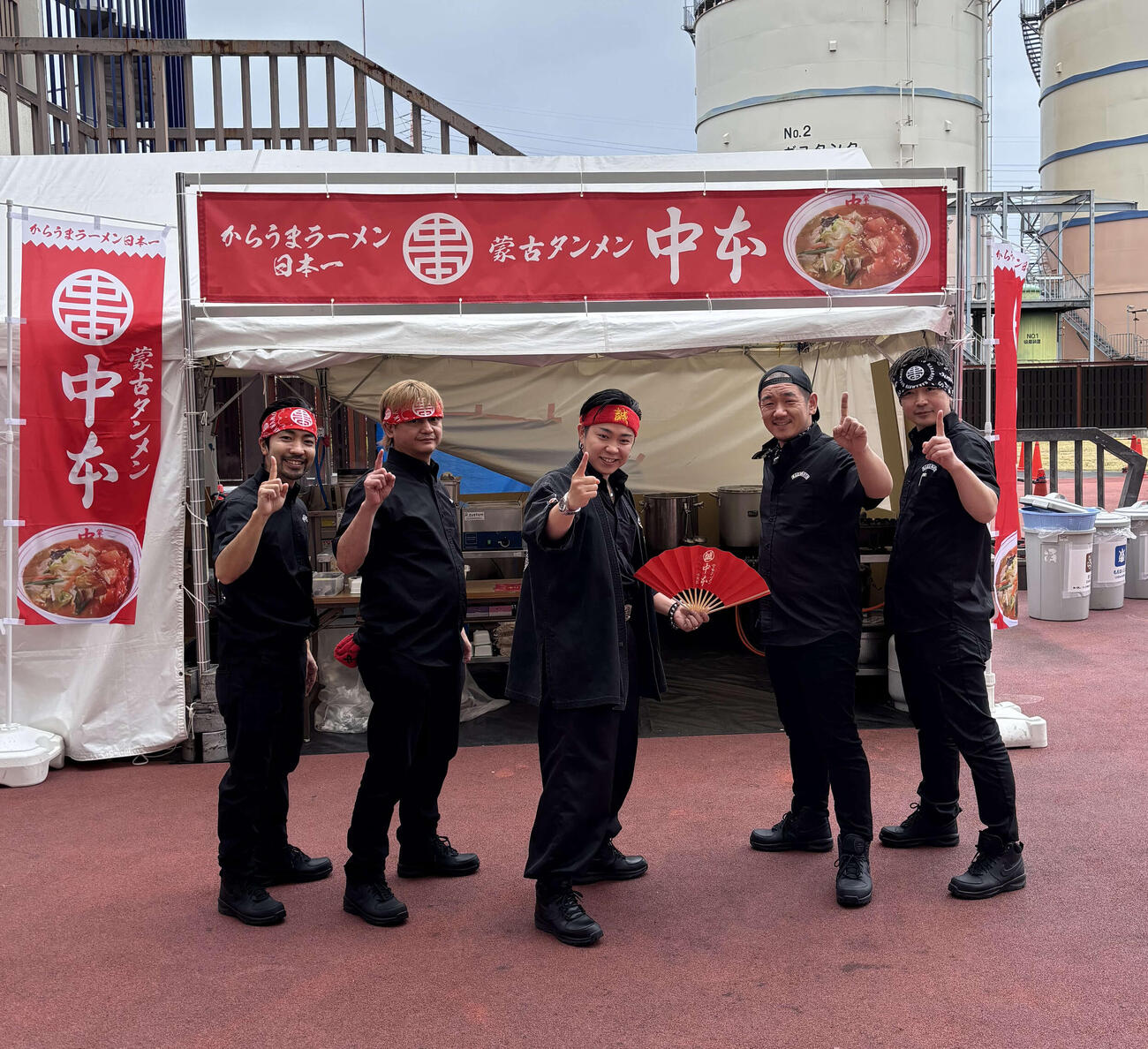蒙古タンメン中本の白根隆也副社長とスタッフ一同