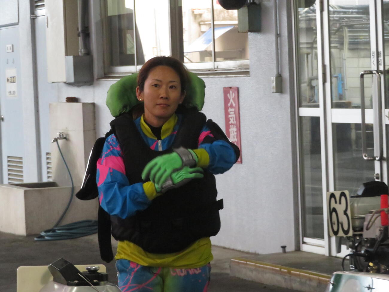女子向きの63号機を手にした土屋千明