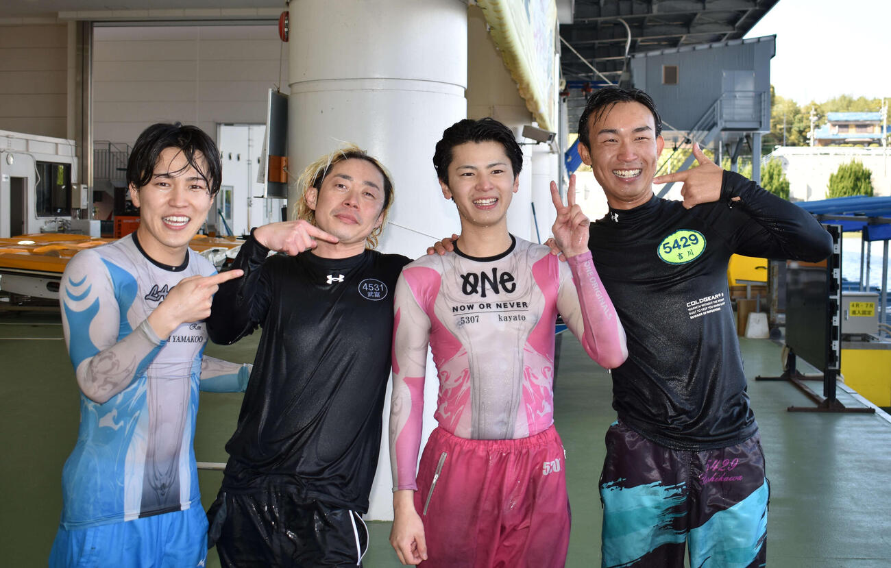 芦屋ボートでデビュー初優出初優勝を飾った富永夏哉人（右から2番目）が水神祭後にピースサイン（撮影・浦田由紀夫）