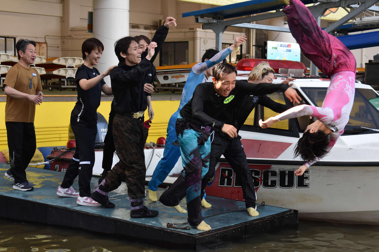 芦屋ボートでデビュー初優出初優勝を飾った富永夏哉人が水神祭で飛び込む（撮影・浦田由紀夫）
