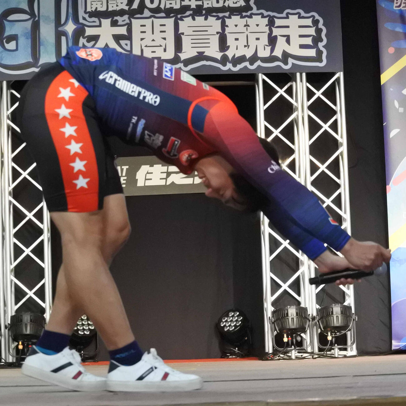 松浦悠士はリクエストに応え、ハンドル投げを披露