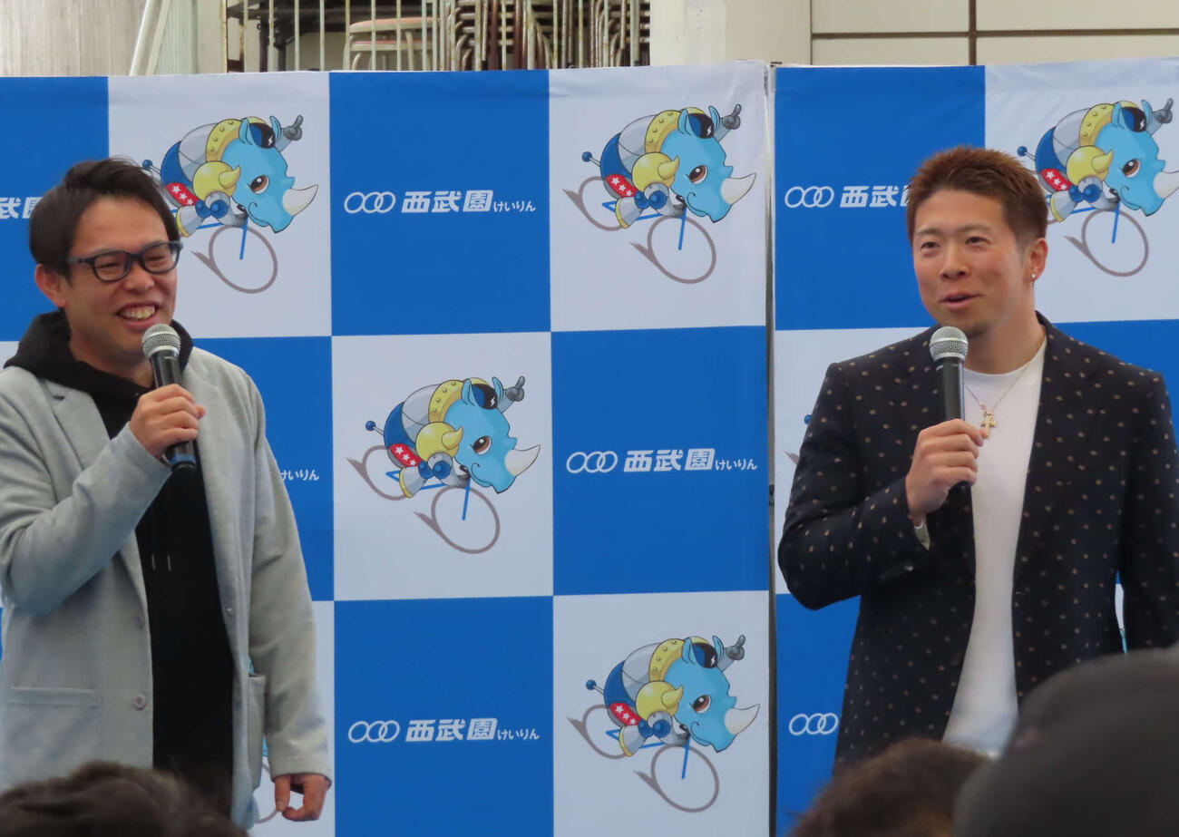 西武園競輪　深谷知広（右）がトークショーに臨む（撮影・野島成浩）