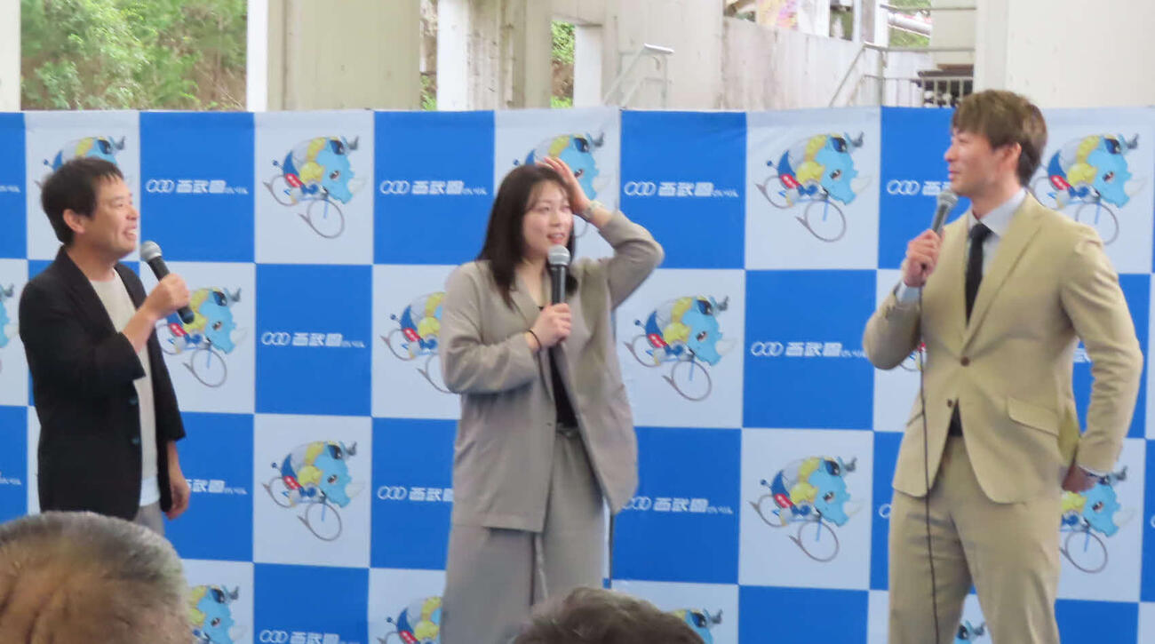 児玉碧衣（中央）と平原康多さん（右）によるトークショー（撮影・野島成浩）