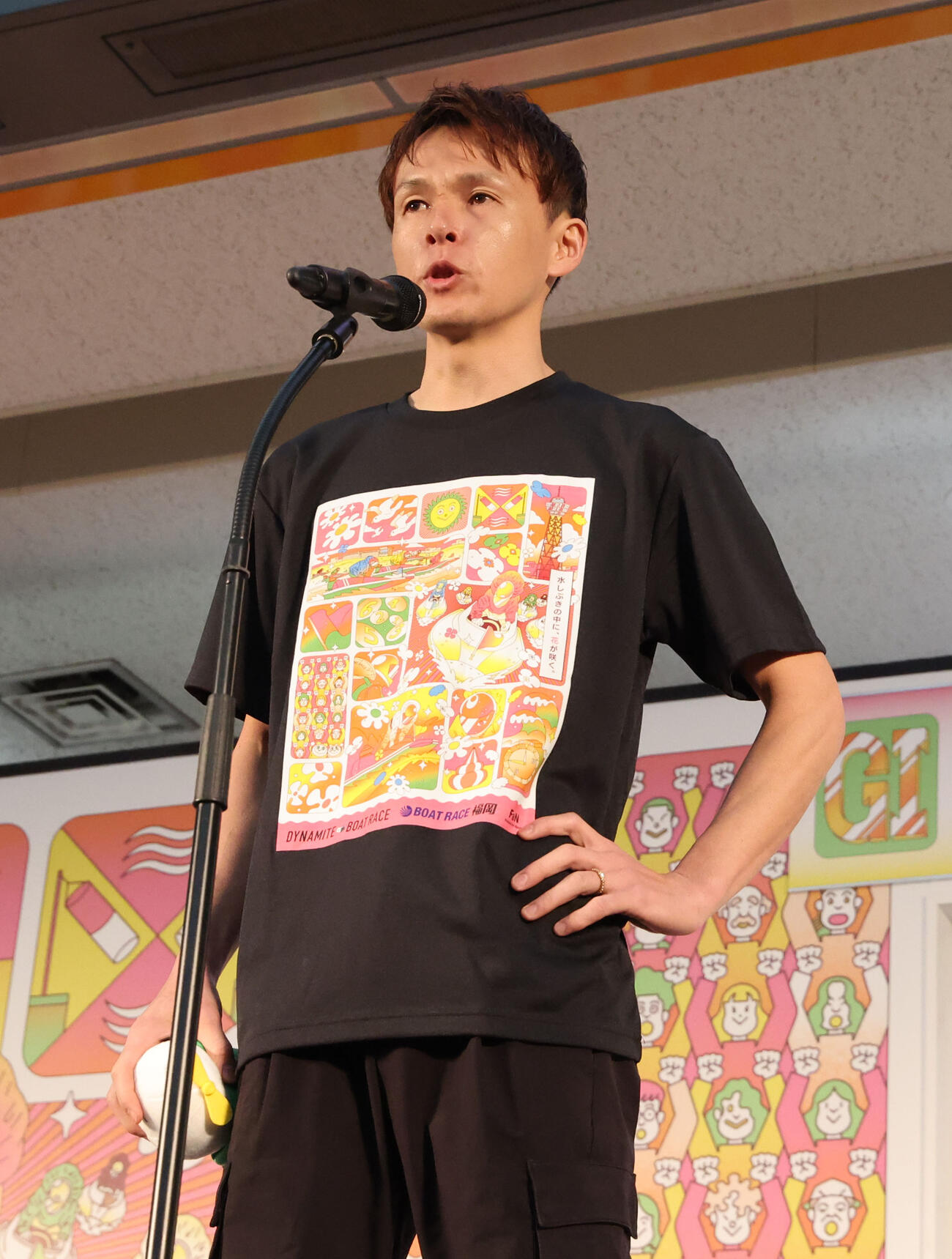 開会式でファンにあいさつする宮地元輝（撮影・梅根麻紀）