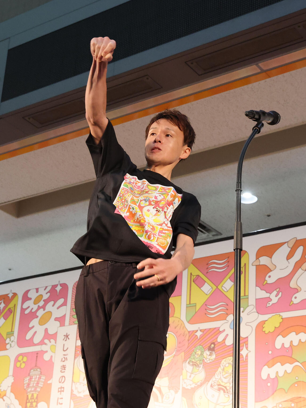 開会式でファンにあいさつする宮地元輝（撮影・梅根麻紀）