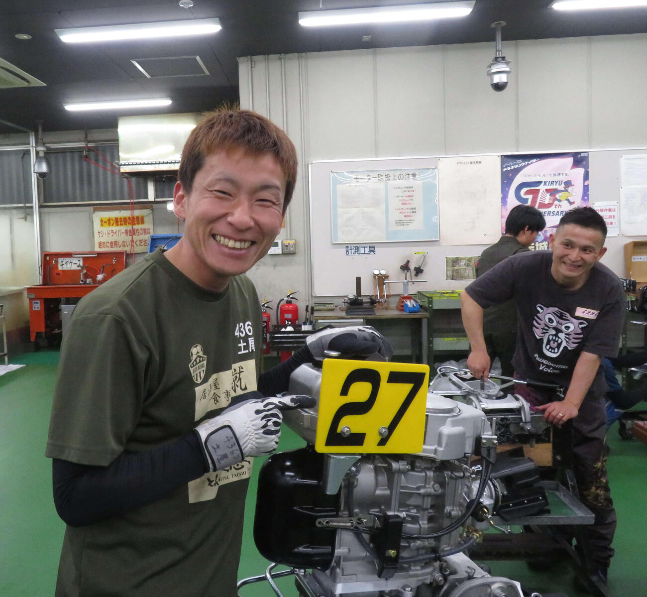 土屋智則はエース27号機と笑顔のツーショット＝2026年4月11日撮影　桐生ボートレース場