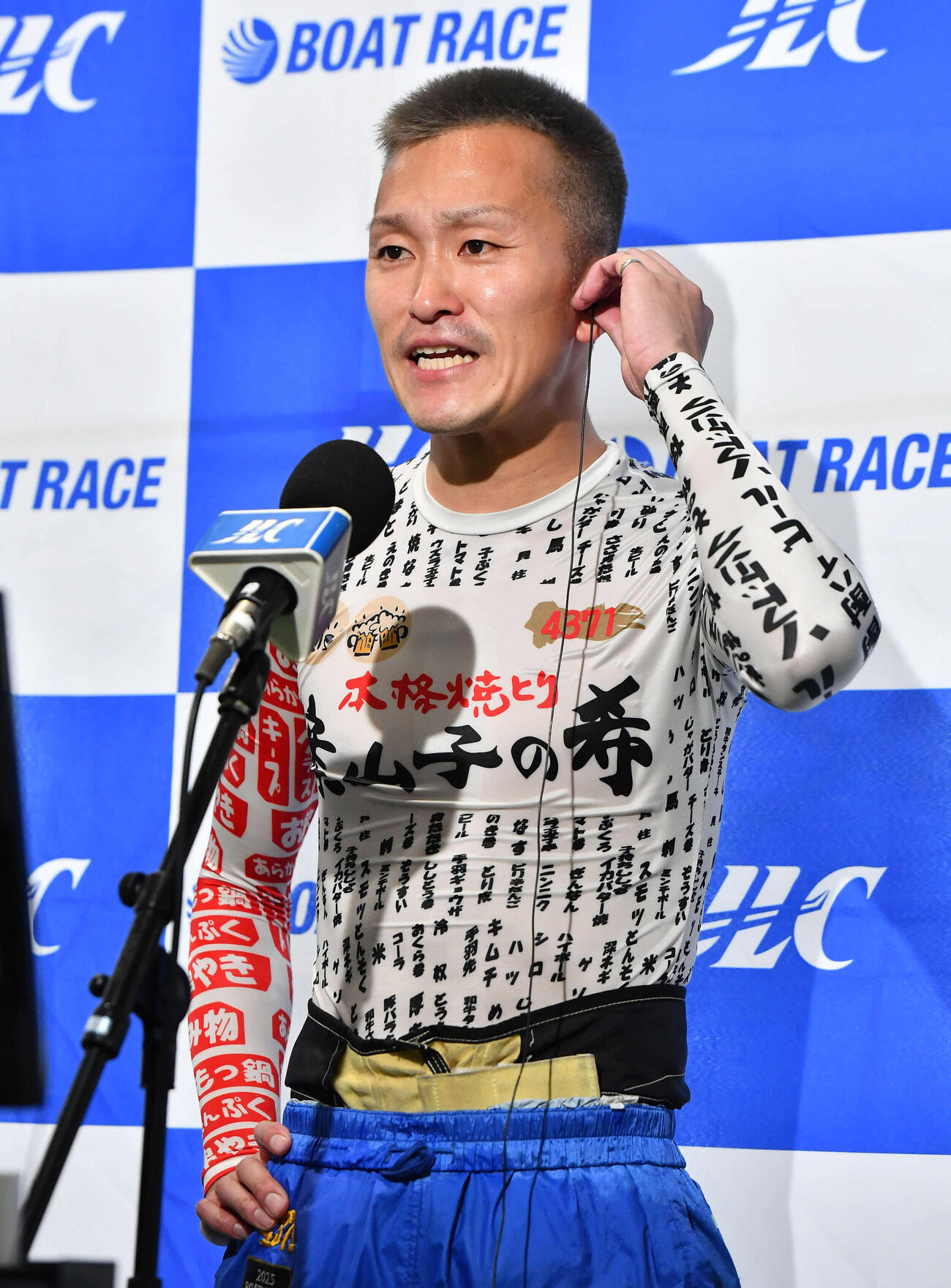 G1福岡チャンピオンカップ3日目　9Rの勝利インタビューを受ける4371西山貴浩（撮影・岩下翔太）