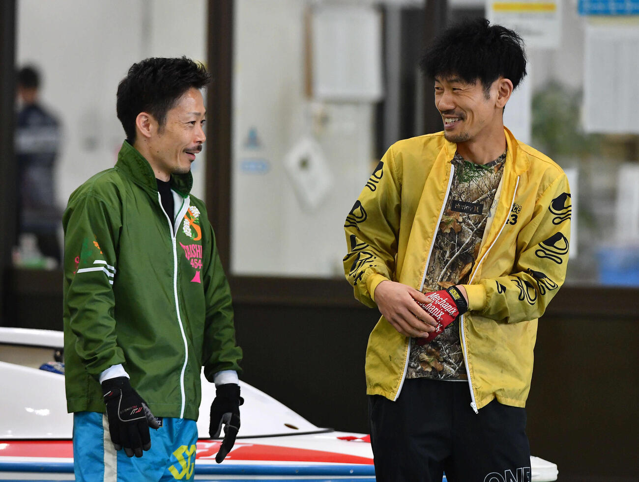 松田大志郎（左）と談笑する重木輝彦（撮影・岩下翔太）