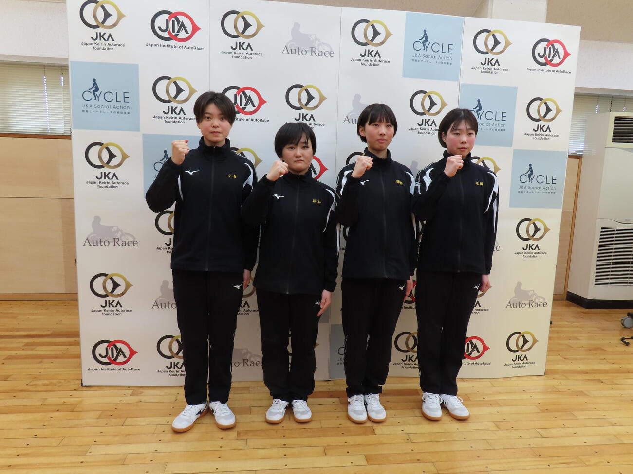 第40期選手候補生の左から小倉智佳子、坂本碧唯、諏訪ひめか、吉岡里奈
