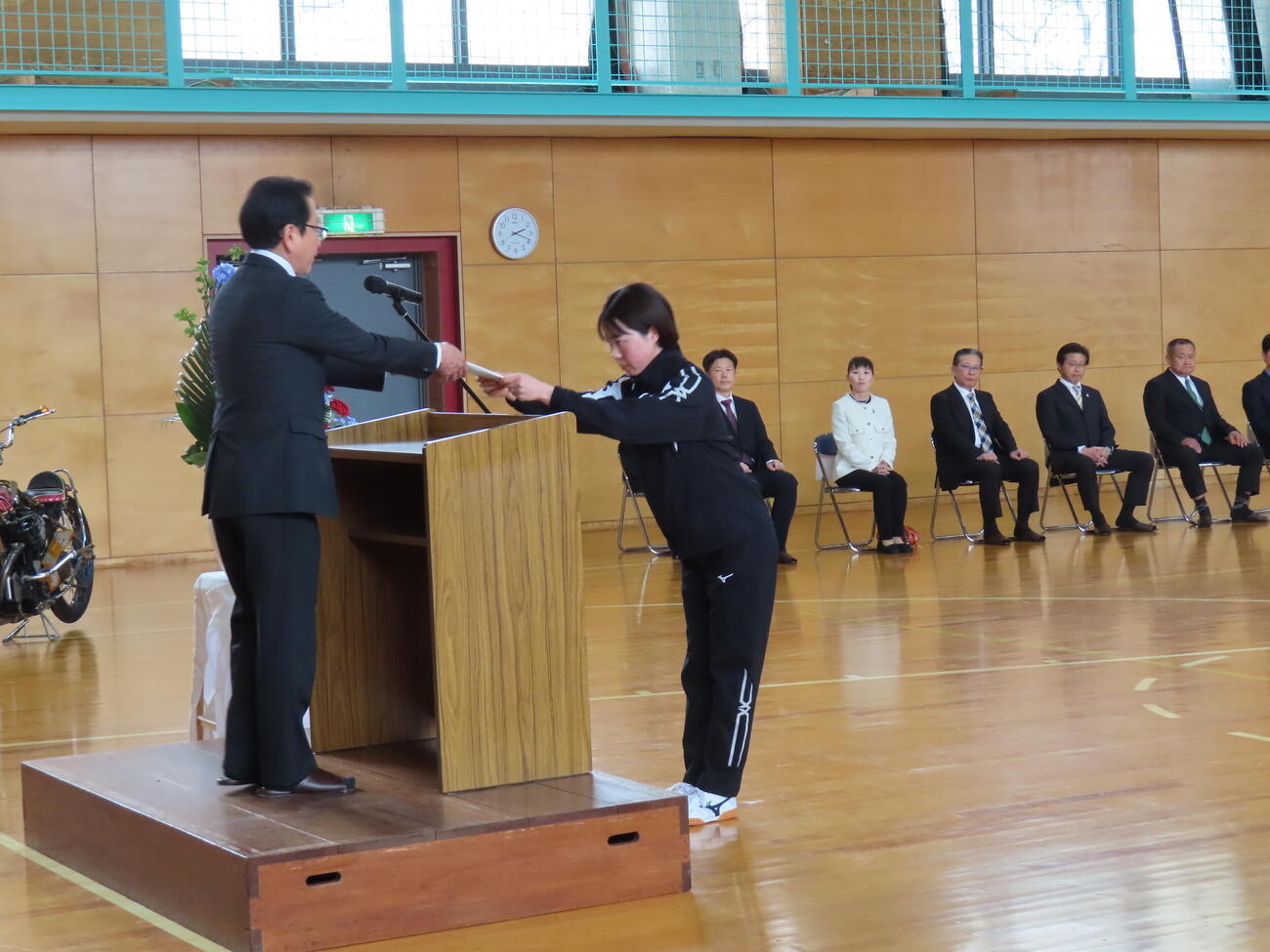 入所式で木戸寛JKA会長に選手候補生宣誓文を渡す吉岡里奈（撮影26年4月15日）