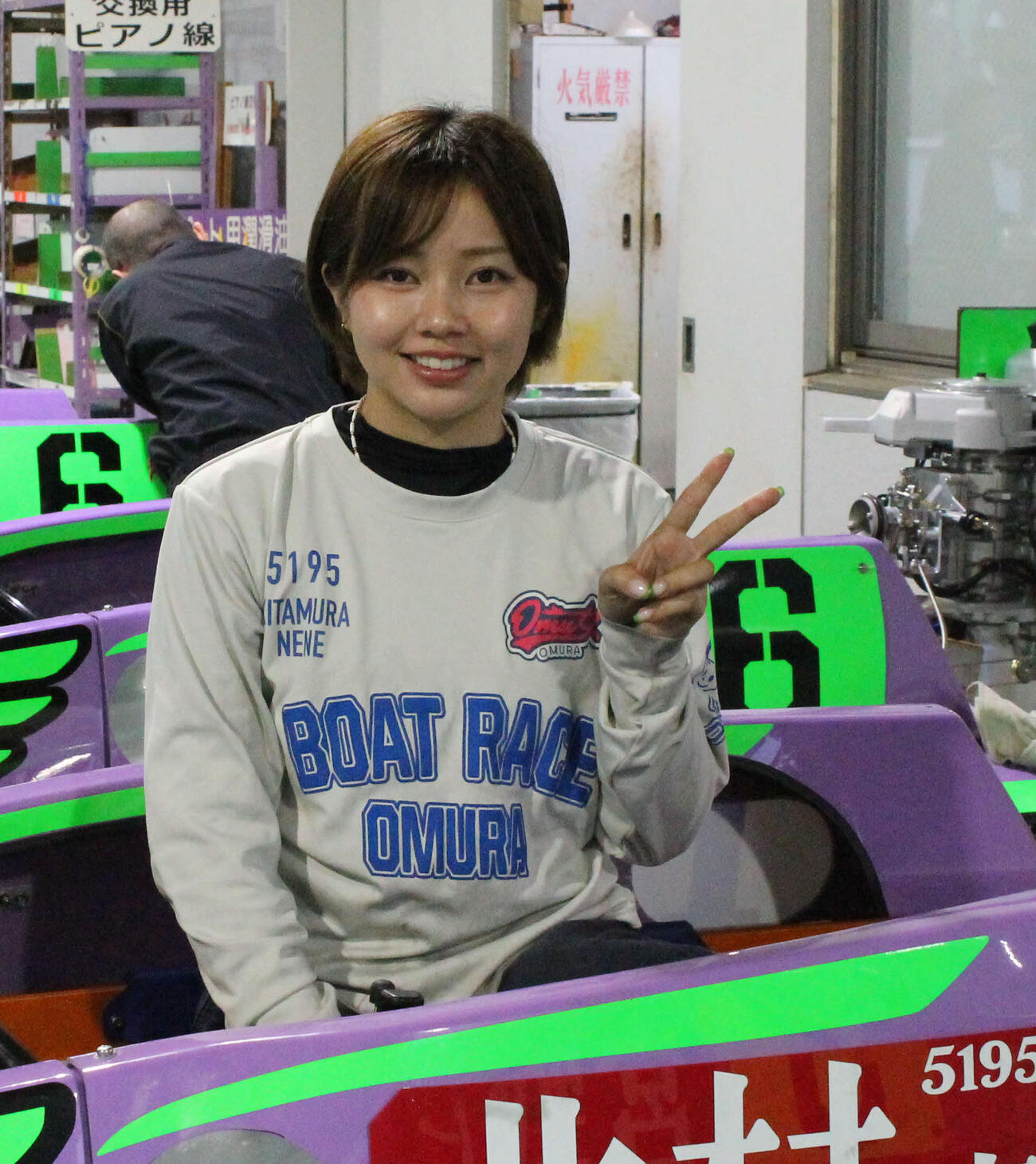 笑顔でピースする北村寧々