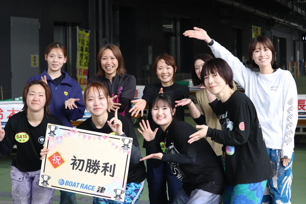 植竹玲奈の水神祭を終えて先輩後輩たちと記念撮影。（前列左から阿部未侑、植竹、市川瑚幸、永井聖美。後列左から長野未来、加藤綾、大沢真菜、大豆生田蒼、倉持莉々）