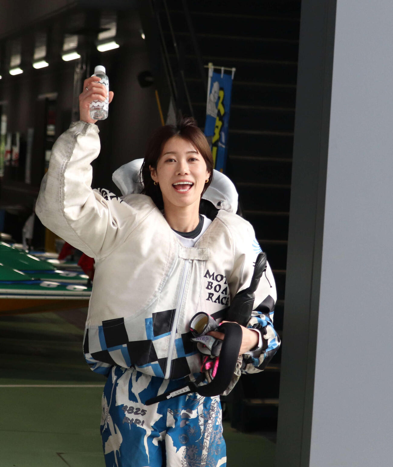 倉持莉々が3日目後半12Rを逃げ切り勝利（？）のポーズ
