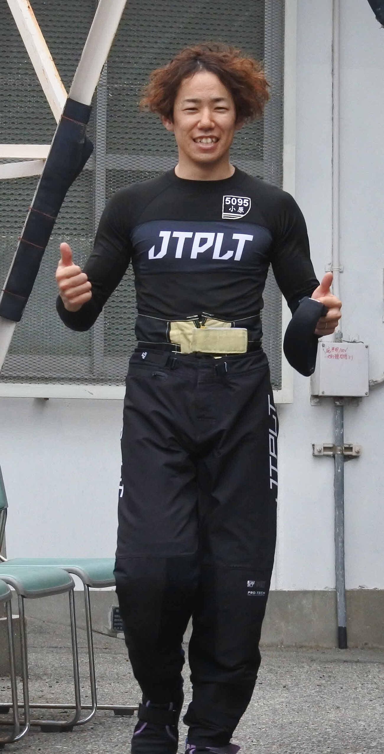 小原聡将は3日目10Rを逃げ、両手でサムアップ