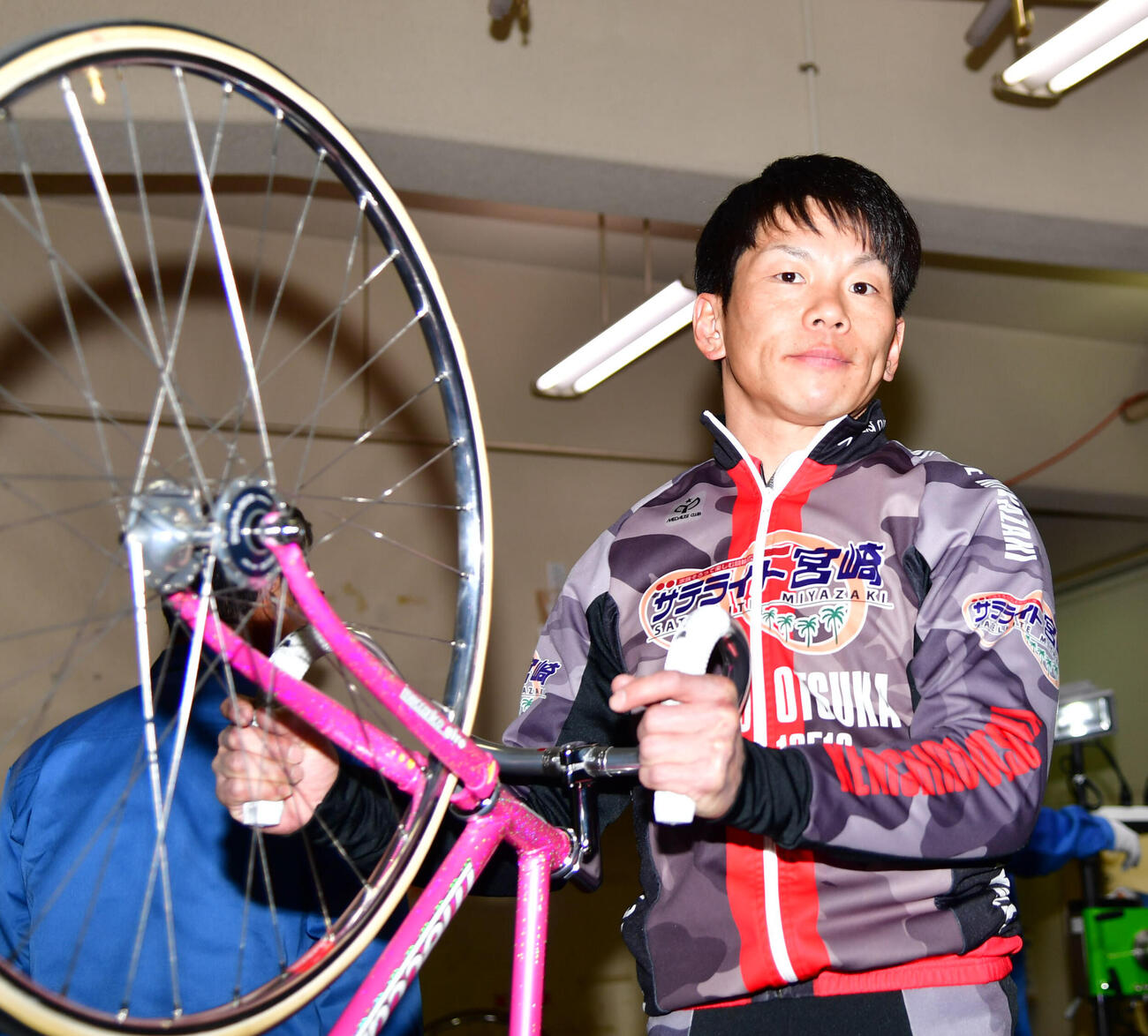 全日本選抜競輪で撮影に応じる大塚健一郎（2018年2月撮影）