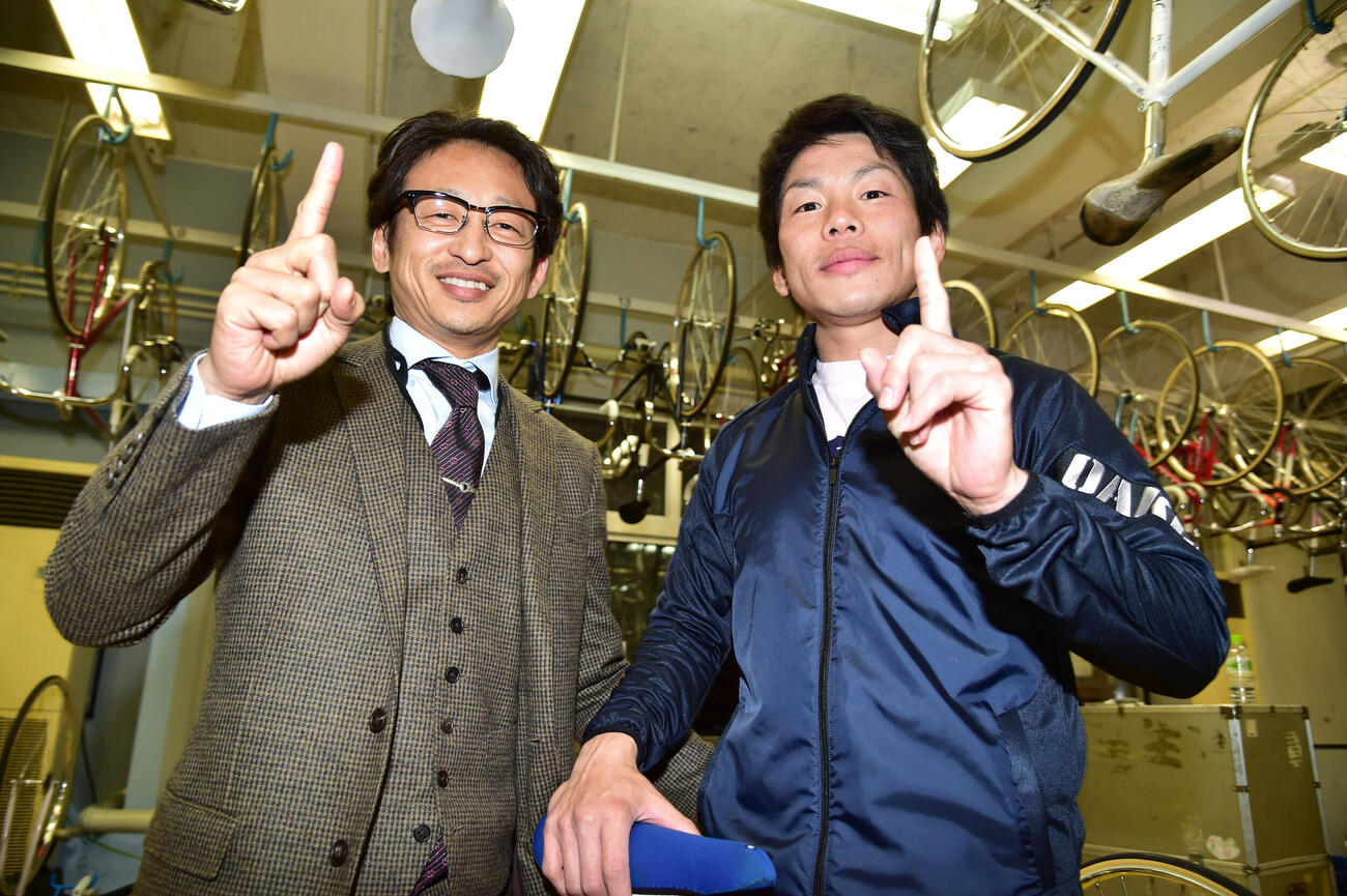 G1久留米競輪第31回全日本選抜・初日　2人でポーズを取る山口幸二氏（左）と注目の大塚健一郎（2016年2月撮影）